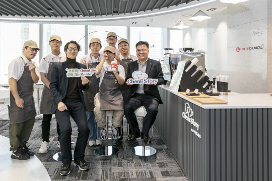 롯데케미칼 잠실 본사에서 1일 진행된 사내 카페 케미스토리 개점 행사에서 황진구(가장 오른쪽) 기초소재사업 대표가 바리스타들과 사진을 촬영하고 있다. 롯데케미칼 제공.